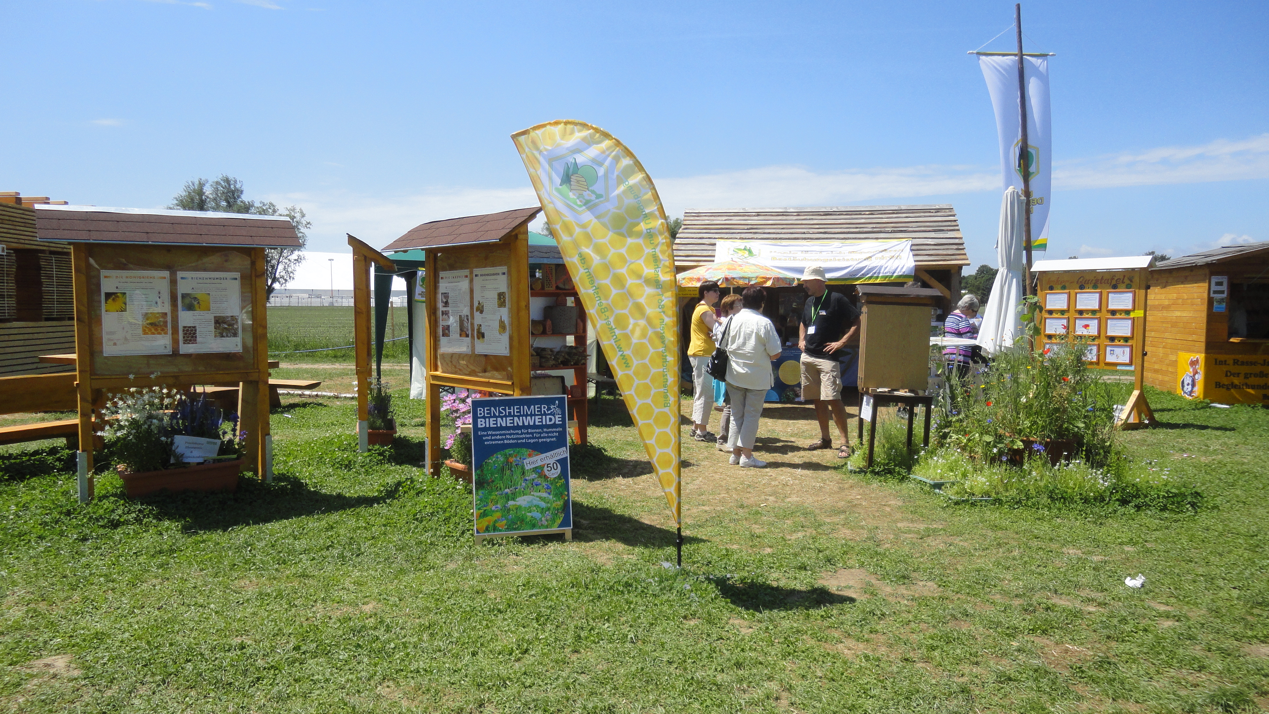Informationsstand und Erlebniswelt des „Bienenzüchterverein Bensheim u. Umgebung“ beim Hessentag 2014 im Bereich Natur auf der Spur